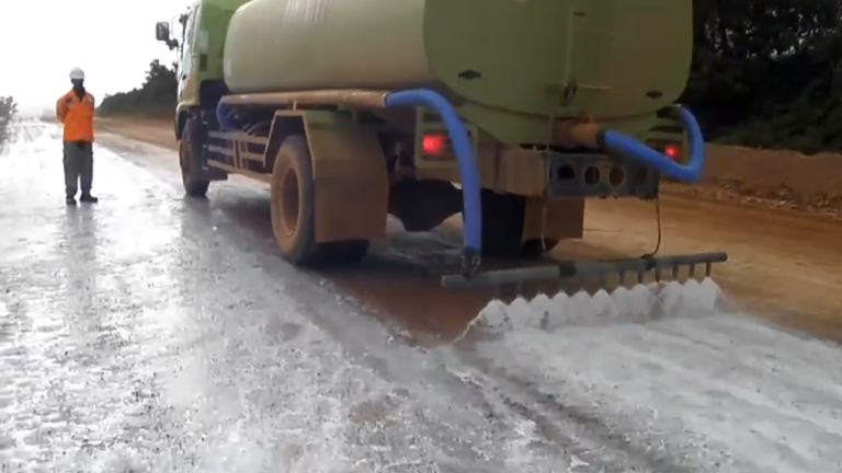 Penyiraman jalan dengan Soil Stabilizer 