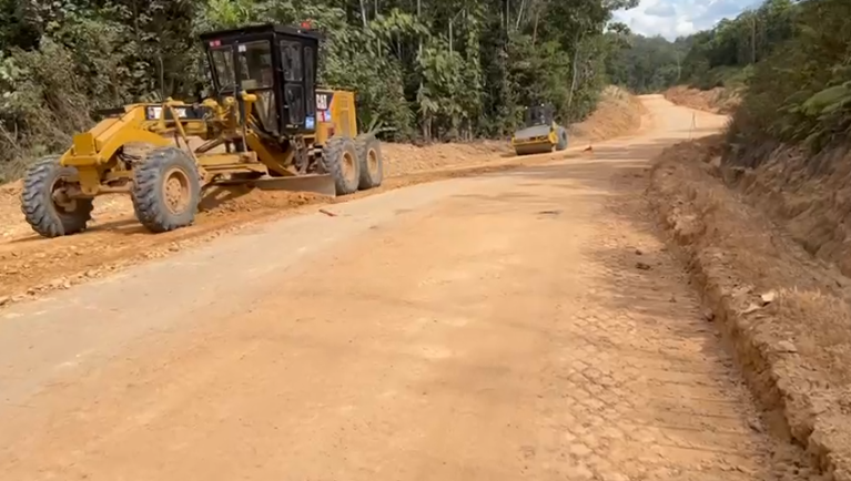Proses Compacting setelah penyiraman dengan Soil Stabilizer